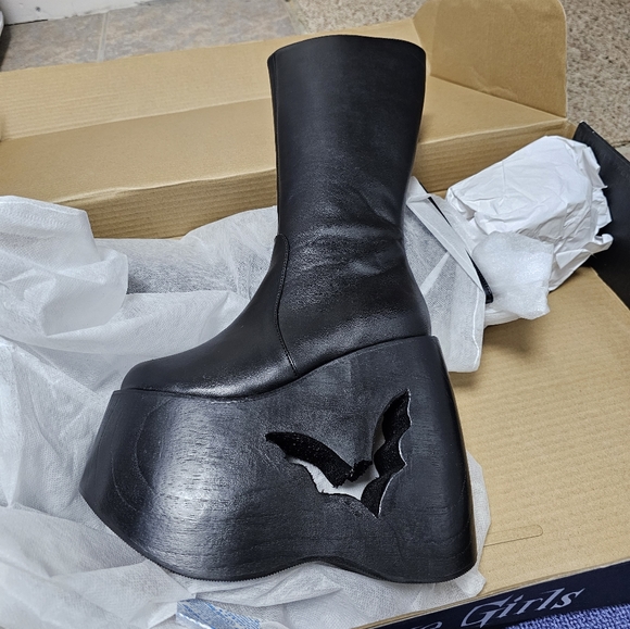 The Grave Girls- Dolls Kill- Platform Knee High boots- black- sz 5 - Picture 1 of 4